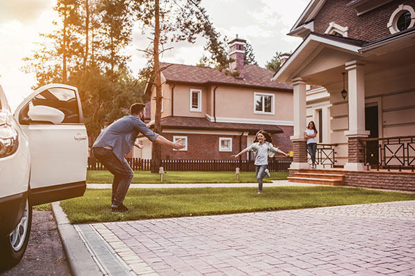 Dad comin home girl running to him